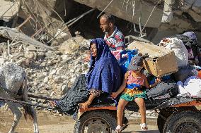 MIDEAST-GAZA-KHAN YOUNIS-FLEEING