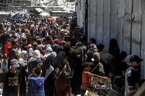 People Receive Food Aid In Jabalia Camp - Gaza