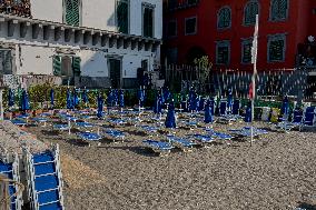 Naples, Beach Workers Protest: Umbrellas Closed And Opening Postponed