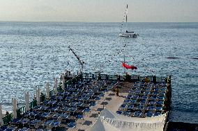 Naples, Beach Workers Protest: Umbrellas Closed And Opening Postponed