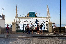 Naples, Beach Workers Protest: Umbrellas Closed And Opening Postponed