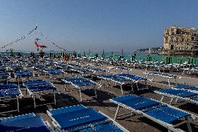 Naples, Beach Workers Protest: Umbrellas Closed And Opening Postponed