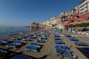 Naples, Beach Workers Protest: Umbrellas Closed And Opening Postponed