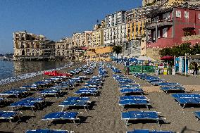 Naples, Beach Workers Protest: Umbrellas Closed And Opening Postponed