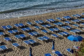 Naples, Beach Workers Protest: Umbrellas Closed And Opening Postponed