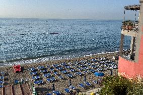 Naples, Beach Workers Protest: Umbrellas Closed And Opening Postponed