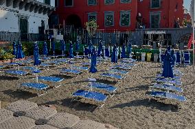 Naples, Beach Workers Protest: Umbrellas Closed And Opening Postponed