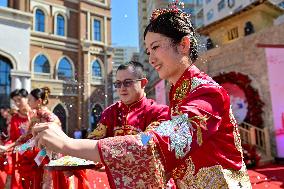 CHINA-XINJIANG-URUMQI-QIXI FESTIVAL-GROUP WEDDING (CN)