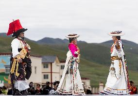 (SichuanMosaics)CHINA-SICHUAN-SERTAR-TIBETAN COSTUME- FASHION SHOW (CN)