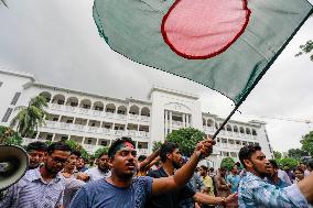 Bangladesh Chief Justice, Central Bank Chief Quit Amid Protests - Dhaka