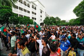 Bangladesh Chief Justice, Central Bank Chief Quit Amid Protests - Dhaka