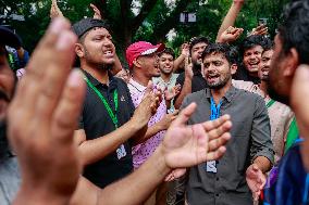 Bangladesh Chief Justice, Central Bank Chief Quit Amid Protests - Dhaka