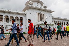 Bangladesh Chief Justice, Central Bank Chief Quit Amid Protests - Dhaka