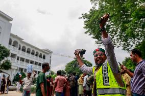 Bangladesh Chief Justice, Central Bank Chief Quit Amid Protests - Dhaka