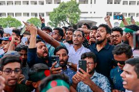 Bangladesh Chief Justice, Central Bank Chief Quit Amid Protests - Dhaka