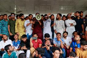 Bangladesh Chief Justice, Central Bank Chief Quit Amid Protests - Dhaka