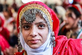 Record Set By Kashmiri Girls While Performing Folk Rouf