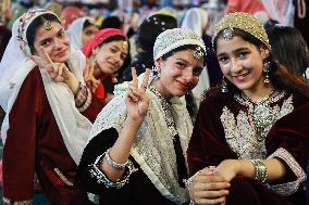 Record Set By Kashmiri Girls While Performing Folk Rouf