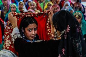 Record Set By Kashmiri Girls While Performing Folk Rouf