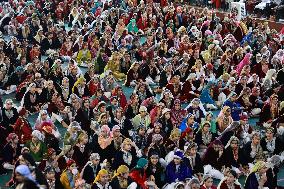 Record Set By Kashmiri Girls While Performing Folk Rouf