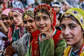 Record Set By Kashmiri Girls While Performing Folk Rouf