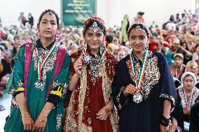 Record Set By Kashmiri Girls While Performing Folk Rouf