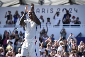 Paris 2024 - Fans salute medalists at the Parc des Champions in Paris FA