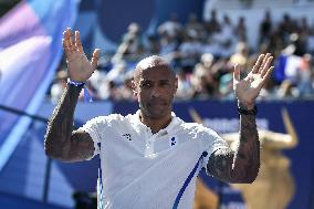 Paris 2024 - Fans salute medalists at the Parc des Champions in Paris FA