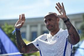 Paris 2024 - Fans salute medalists at the Parc des Champions in Paris FA