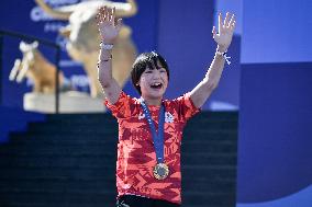 Paris 2024 - Fans salute medalists at the Parc des Champions in Paris FA