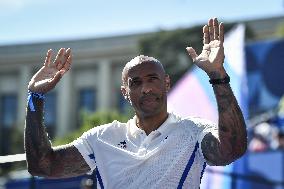 Paris 2024 - Fans salute medalists at the Parc des Champions in Paris FA