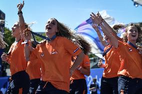 Paris 2024 - Fans salute medalists at the Parc des Champions in Paris FA