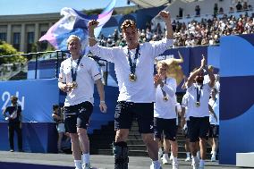 Paris 2024 - Fans salute medalists at the Parc des Champions in Paris FA