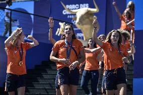 Paris 2024 - Fans salute medalists at the Parc des Champions in Paris FA