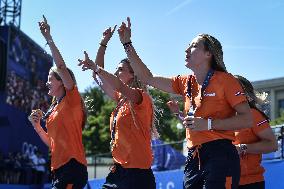 Paris 2024 - Fans salute medalists at the Parc des Champions in Paris FA