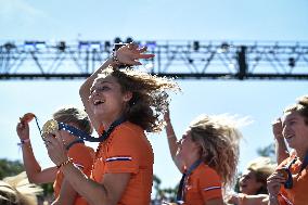 Paris 2024 - Fans salute medalists at the Parc des Champions in Paris FA