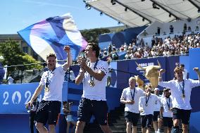 Paris 2024 - Fans salute medalists at the Parc des Champions in Paris FA