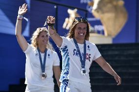 Paris 2024 - Fans salute medalists at the Parc des Champions in Paris FA