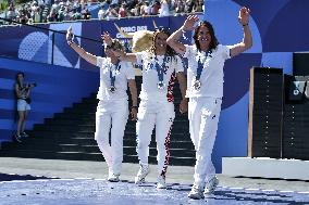 Paris 2024 - Fans salute medalists at the Parc des Champions in Paris FA