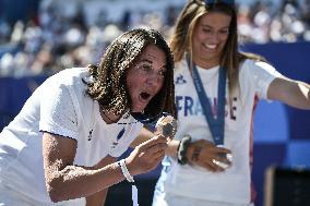 Paris 2024 - Fans salute medalists at the Parc des Champions in Paris FA