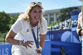 Paris 2024 - Fans salute medalists at the Parc des Champions in Paris FA