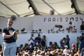 Paris 2024 - Fans salute medalists at the Parc des Champions in Paris FA