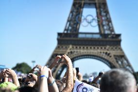 Paris 2024 - Fans salute medalists at the Parc des Champions in Paris FA