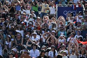 Paris 2024 - Fans salute medalists at the Parc des Champions in Paris FA