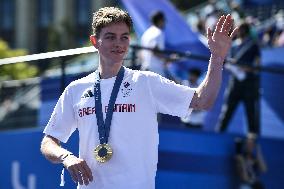 Paris 2024 - Fans salute medalists at the Parc des Champions in Paris FA