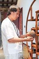 HainanOutlook | Inheritor of coconut shell carving in Hainan dedicates to the innovation and promotion of the art