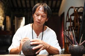 HainanOutlook | Inheritor of coconut shell carving in Hainan dedicates to the innovation and promotion of the art