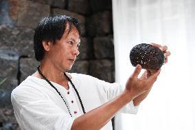 HainanOutlook | Inheritor of coconut shell carving in Hainan dedicates to the innovation and promotion of the art