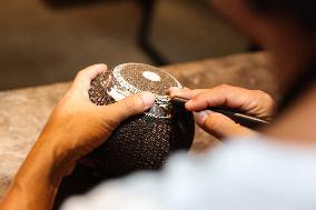 HainanOutlook | Inheritor of coconut shell carving in Hainan dedicates to the innovation and promotion of the art