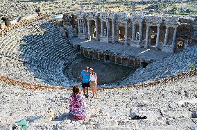 T?RKIYE-DENIZLI-HIERAPOLIS-SCENERY